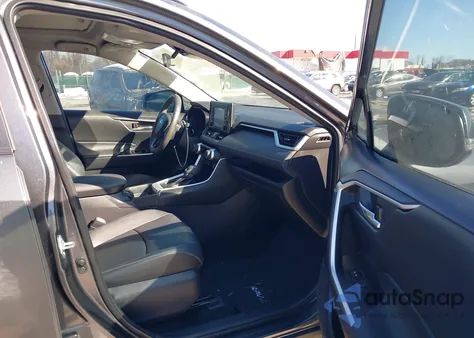 2021 Toyota Rav4 Xle Premium z USA, uszkodzony, nr VIN 2T3C1RFV5MC142395